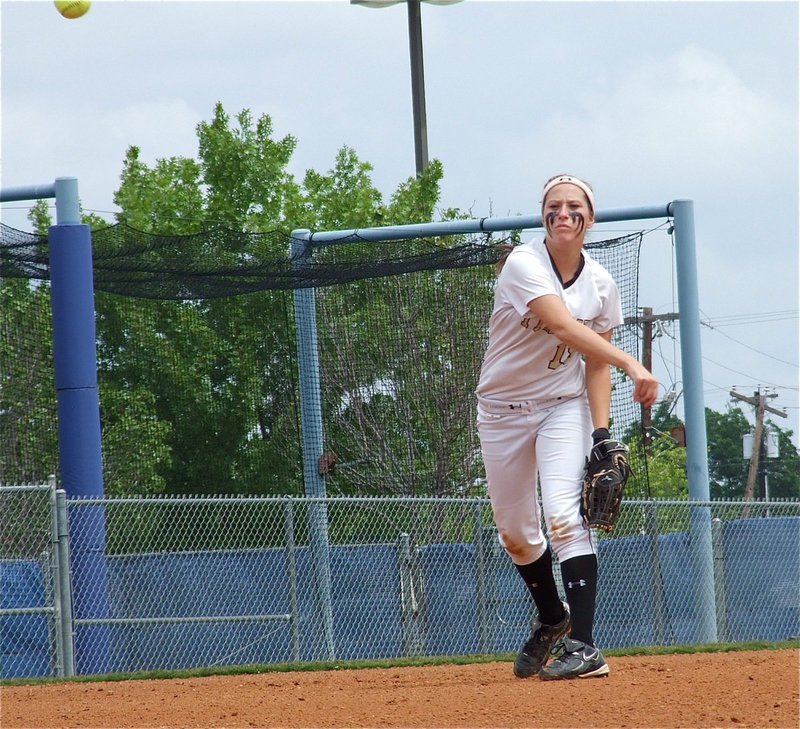Image: Italy’s Bailey Bumpus(18) gets ready between innings.