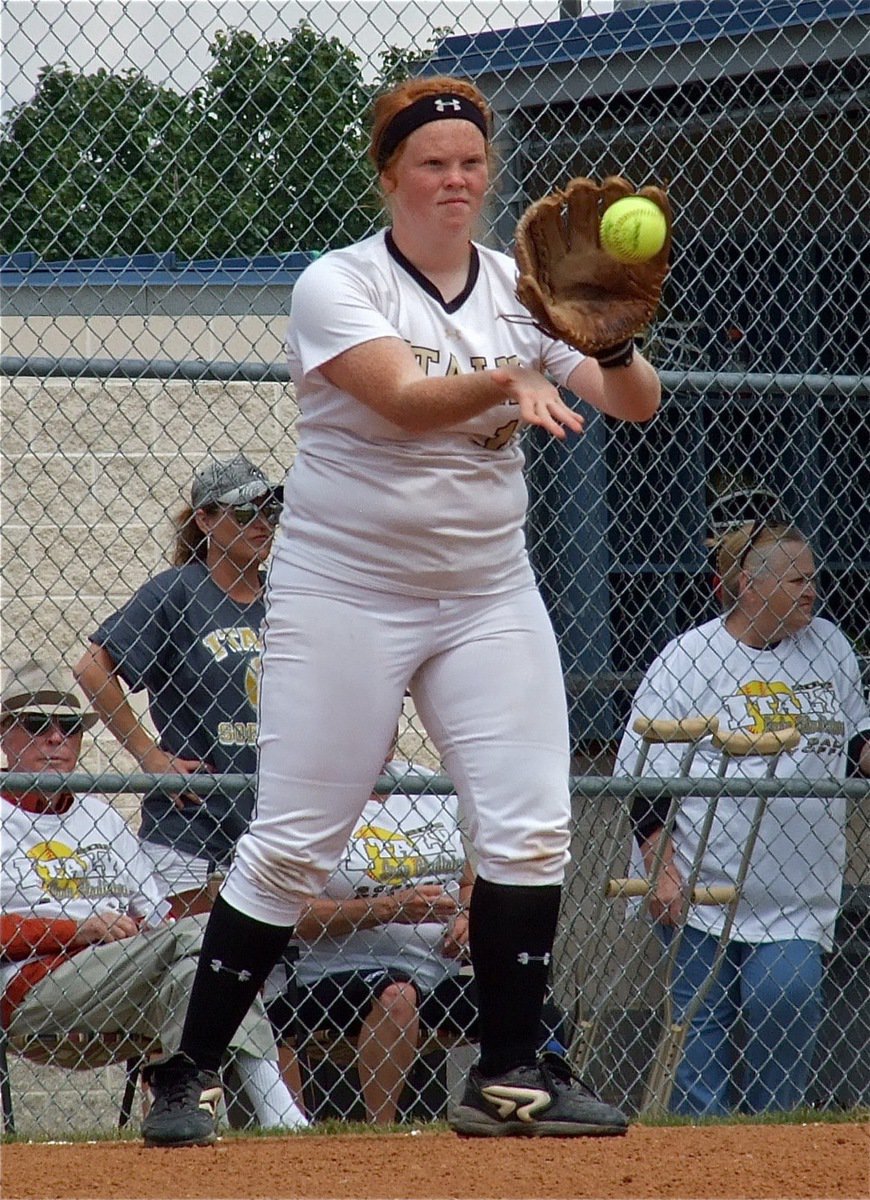 Image: Italy’s Katie Byers(13) warms up her first baseman.
