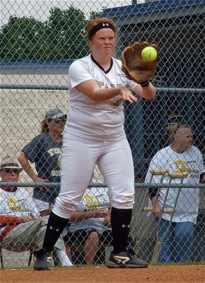 Image: Italy’s Katie Byers(13) warms up her first baseman.