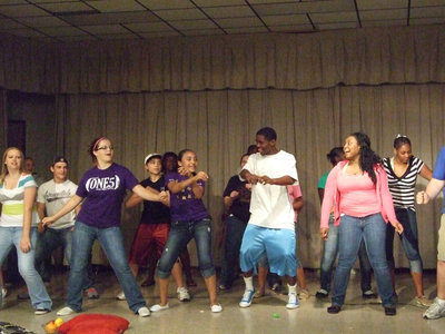 Image: The audience “shakes a tail feather” on the stage.