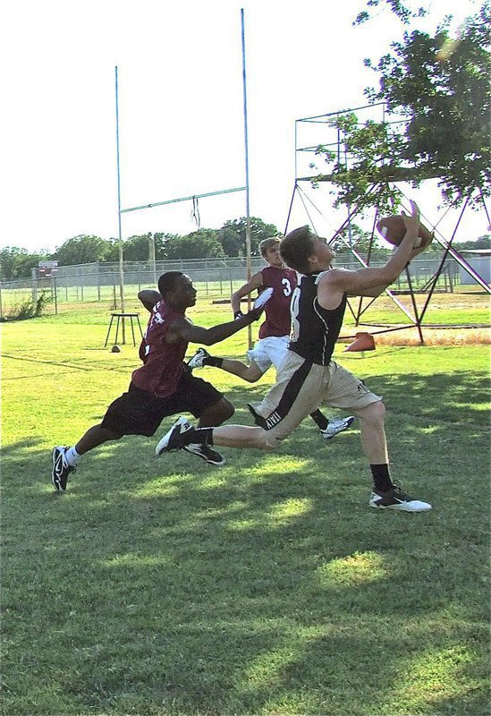 Image: Italy’s John Escamilla(8) hauls in a game changing touchdown pass from Marvin Cox against Riesel.