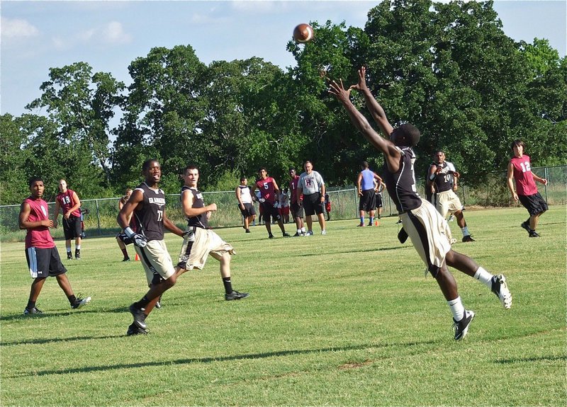 Image: Italy’s Marvin Cox(3) reaches for a chance at an interception.