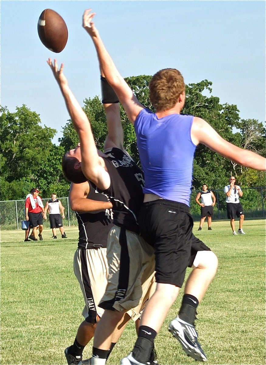 Image: Italy’s Hayden Woods(50) forcing an incomplete pass.