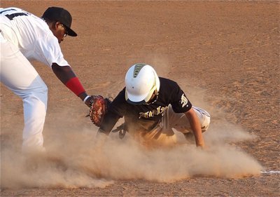 Image: Caden Jacinto slides safely back to first beating the tag from Mexia’s first baseman.
