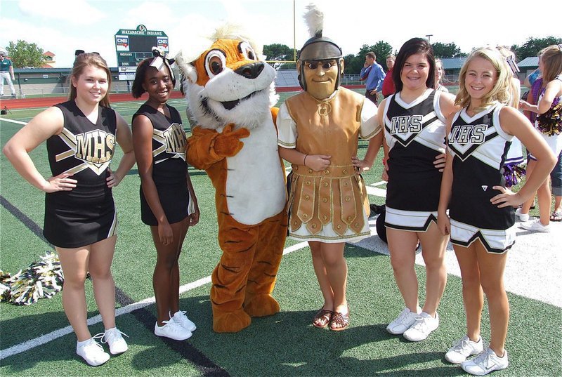 Image: The Malakoff Cheerleaders mingle with the Italy Lady Gladiator Cheerleaders.