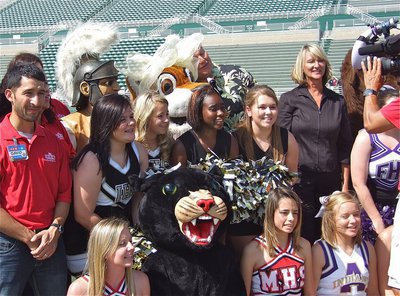Image: Italy mascot Reagan Adams and her cheerleading partners Bailey DeBorde and Britney Chambers cheese it up for the camera along with the man himself, Dale Hansen.