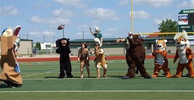 Image: Vision complete! Dale Hansen teams up with the H-E-B mascot for a winner commercial!