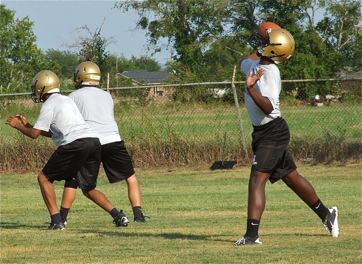 Image: Marvin Cox sets and throws from the pocket.