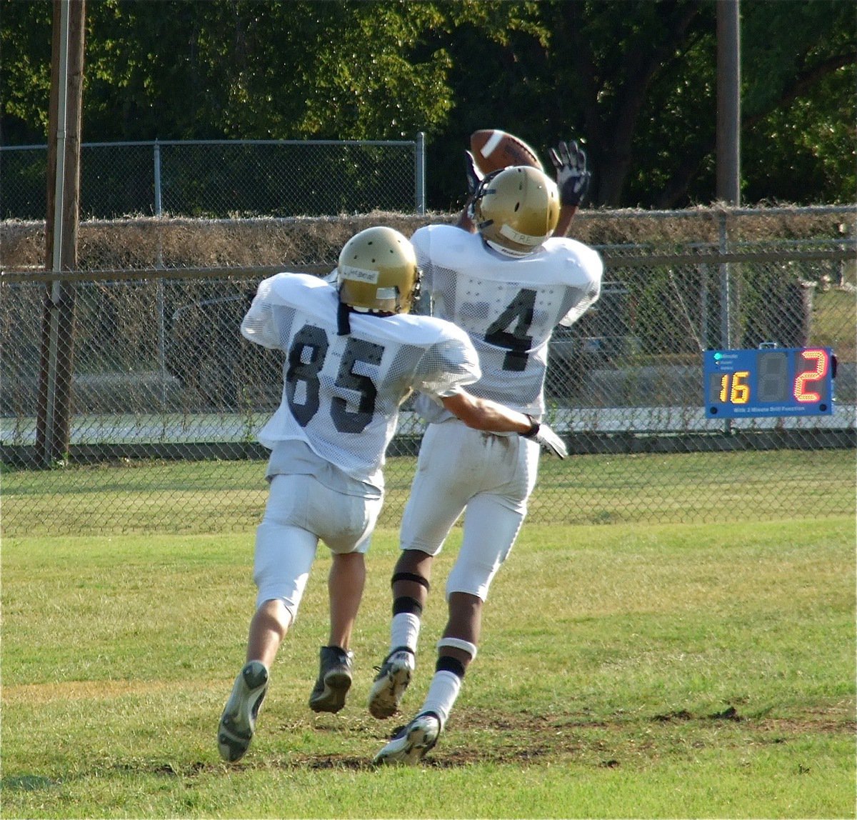 Image: Tre Robertson(4) catches a long ball from Marvin Cox despite tight coverage.