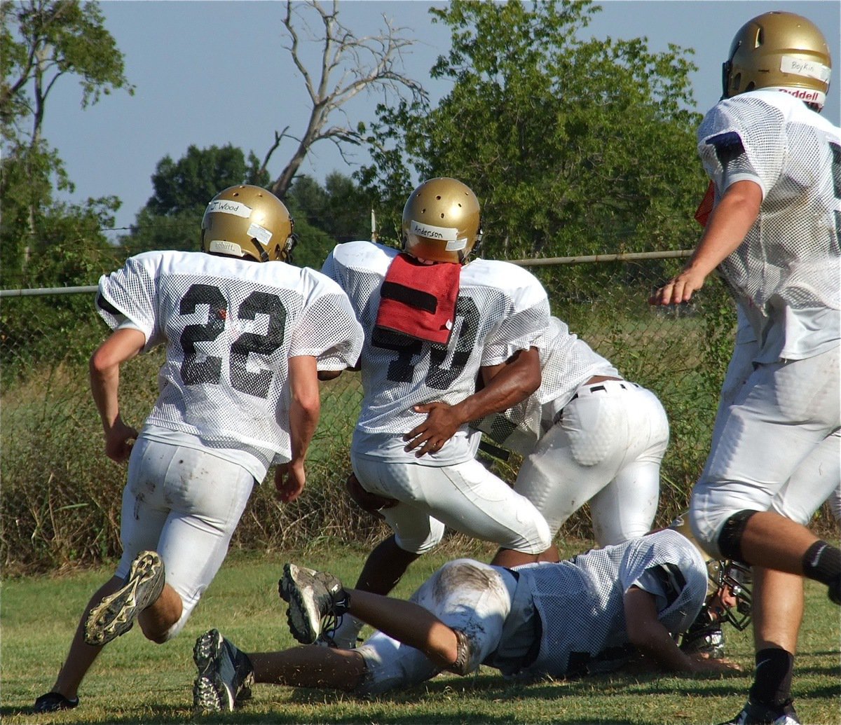 Image: Justin Wood(22) and Jalarnce Lewis(21) converge on the JVs backfield.