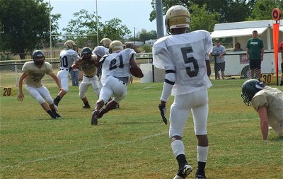 Image: Senior back Jalarnce Jamal Lewis(21) makes something out of nothing to pick up an Italy first down while getting help from a downfield double-team block applied by Kelvin Joffre(80) and Paul Harris(7).