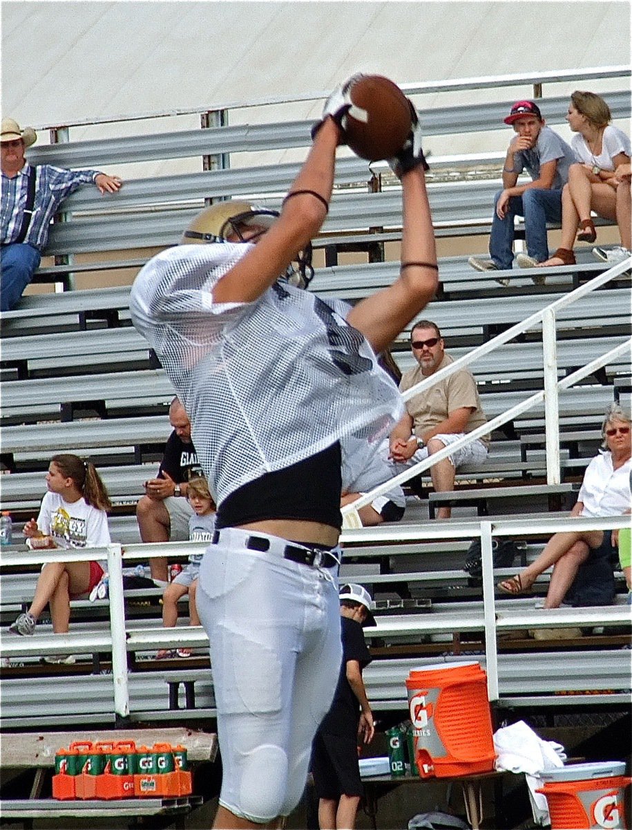 Image: Italy’s Cole Hopkins(9) rises for a catch during the pregame warmup.