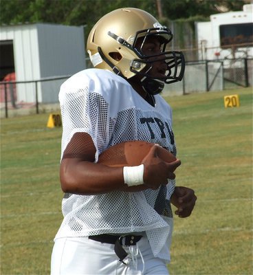 Image: Jalarnce Jamal Lewis(21) would have exceptional scrimmage running the ball for Italy.