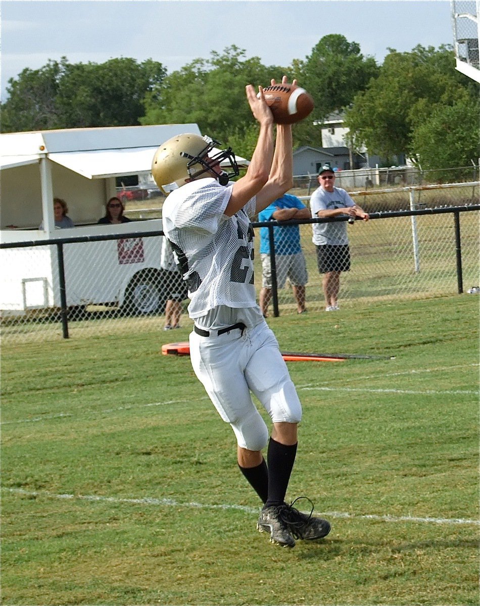 Image: Italy’s Justin Wood(22) catches a pass during warmups.