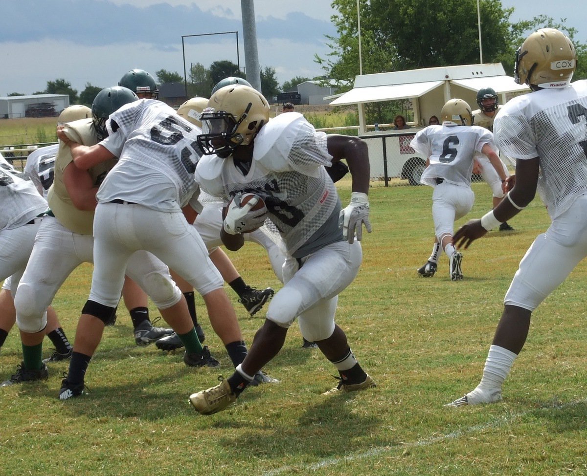 Image: Last season’s 2A co-district MVP Offensive Back Ryheem Walker(10) searches for a lane to run and would eventually score one of Italy’s two touchdowns during a Saturday morning scrimmage against Valley Mills.