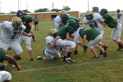 Image: Italy’s linebacker John Escamilla(54) shoots the gap to bring down the Eagle’s quarterback.