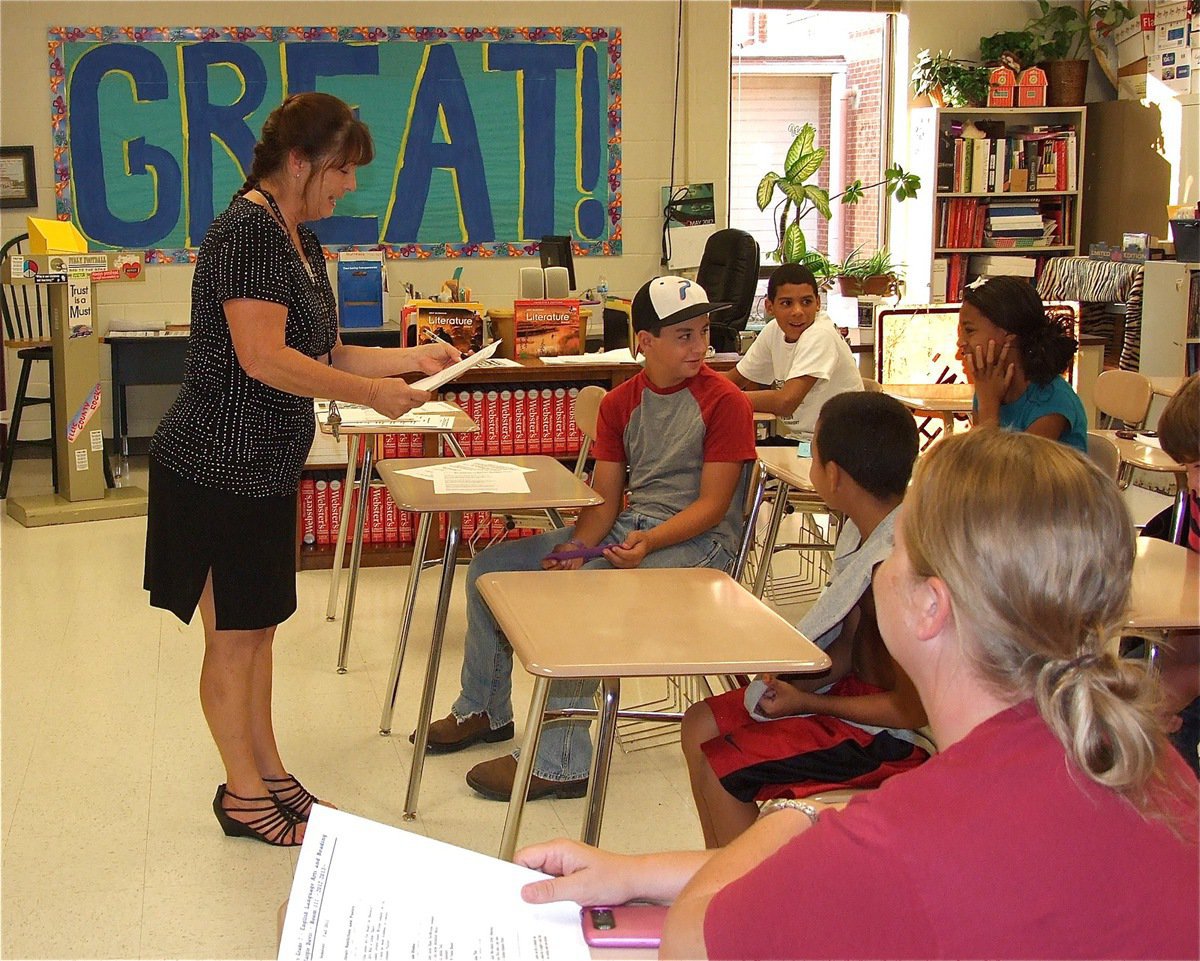 Image: Margie Davis meets with a group of parents and students to go over the course curriculum.