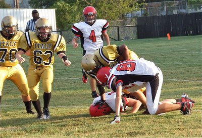 Image: Italy’s running back Billy “Da Bus” Moore(32) rumbles over Panther tacklers.