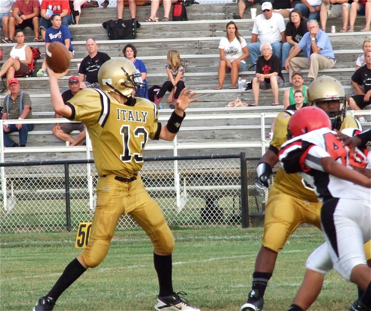 Image: Ryan Connor(13) passes downfield for Italy.