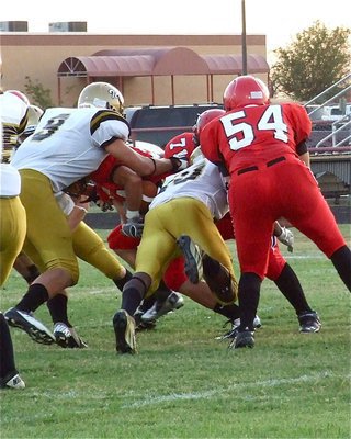Image: Italy’s Cole Hopkins(9) and Ryheem Walker(10) bring down Maypearl’s Tristan Spradling(24).