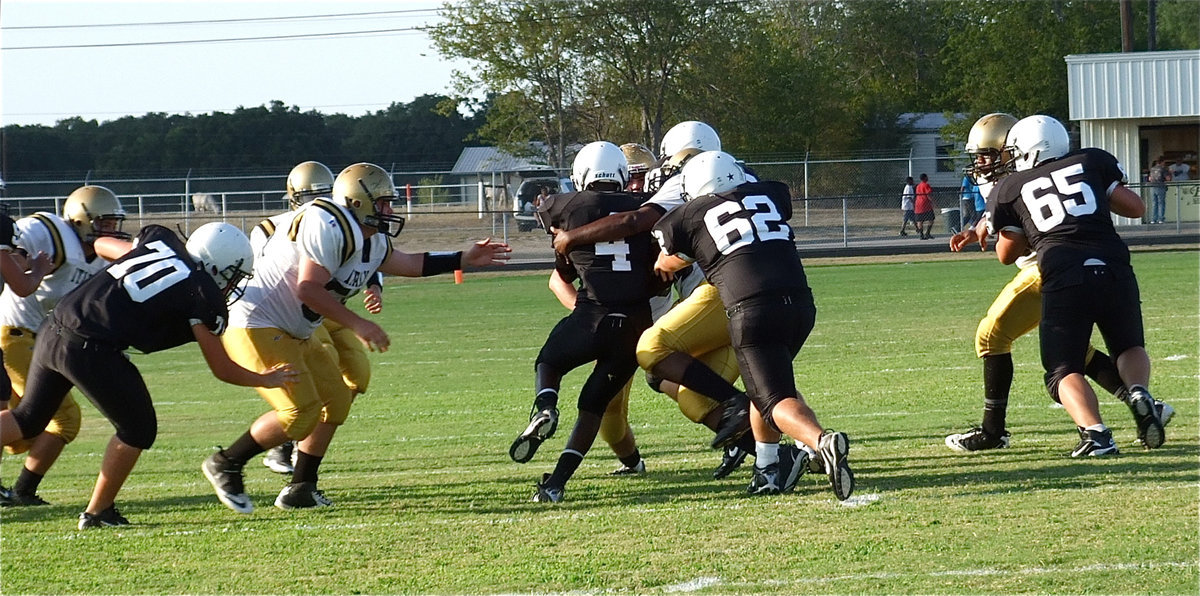 Image: Italy’s Justin Robbins(64) and John Byers(56) close in on a Tiger runner.