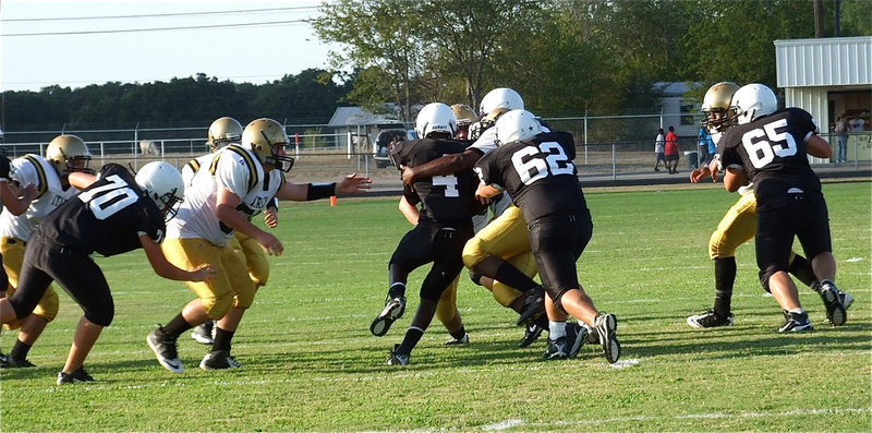 Image: Italy’s Justin Robbins(64) and John Byers(56) close in on a Tiger runner.