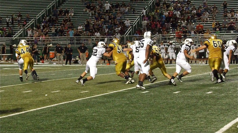 Image: Italy’s Justin Wood(44) reaches Malakoff’s quarterback to force an incomplete pass.