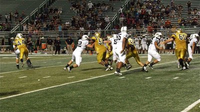 Image: Italy’s Justin Wood(44) reaches Malakoff’s quarterback to force an incomplete pass.
