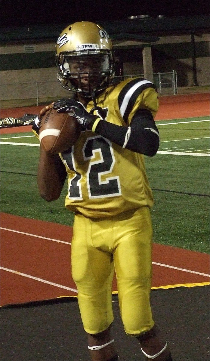 Image: Eric Carson(12) gets warmed up after halftime with Italy and Malakoff tied 29-29.