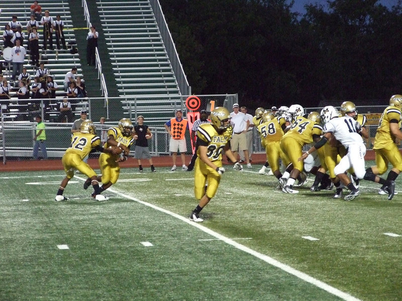 Image: Jalarnce Lewis(21) takes the handoff from Eric Carson(12) and then looks for a running lane.