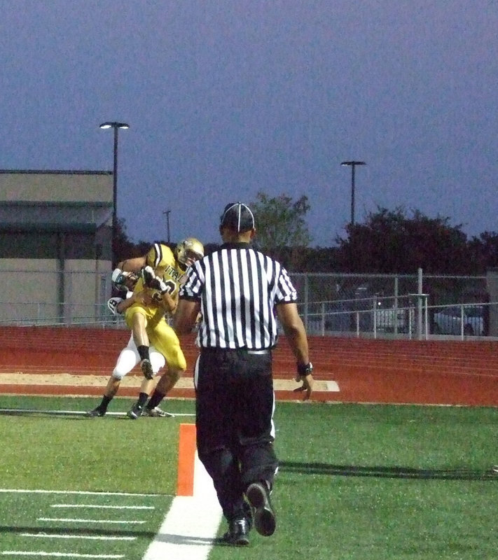 Image: Cole Hopkins(9) makes the catch and keeps his foot in bounds for Italy’s second touchdown of the game to give Italy a 15-0 advantage in the first quarter.