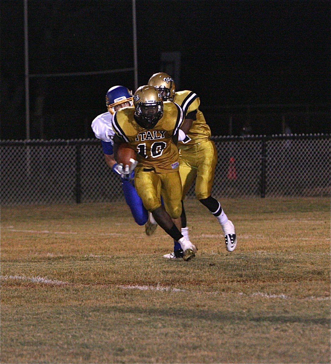 Image: Italy’s Ryheem Walker(10) intercepts a Sunnyvale pass.