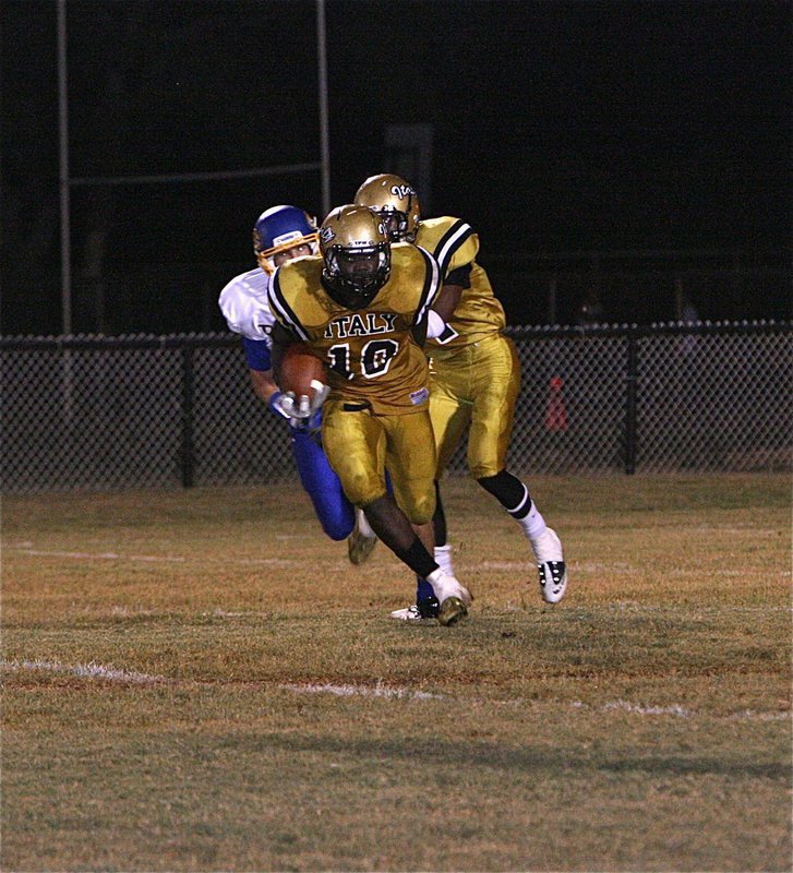 Image: Italy’s Ryheem Walker(10) intercepts a Sunnyvale pass.