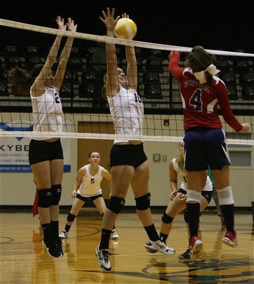 Image: Paola Mata(2) and Madison Washington(10) get the block against Kopperl.