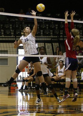 Image: Lady Gladiator Jaclynn Lewis(15) defies gravity to get the point for Italy!