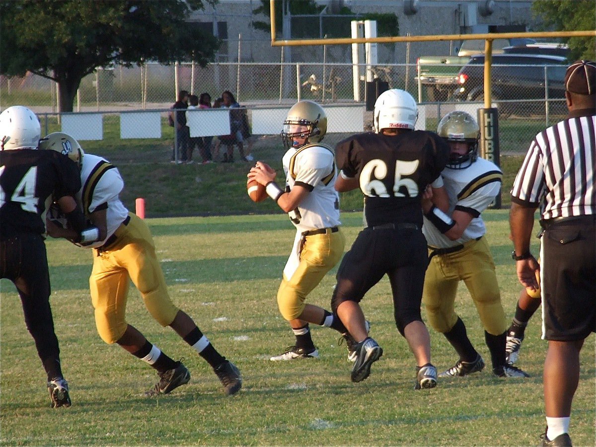 Image: Italy’s Ryan Connor(13) drops back behind John Hughes(60) and Kyle Fortenberry(76).