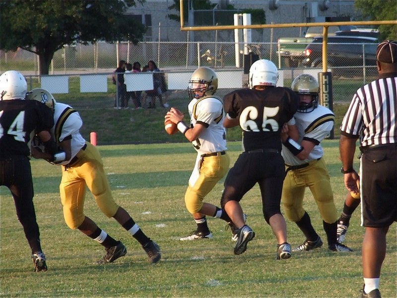 Image: Italy’s Ryan Connor(13) drops back behind John Hughes(60) and Kyle Fortenberry(76).