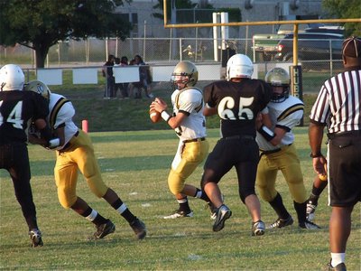 Image: Italy’s Ryan Connor(13) drops back behind John Hughes(60) and Kyle Fortenberry(76).