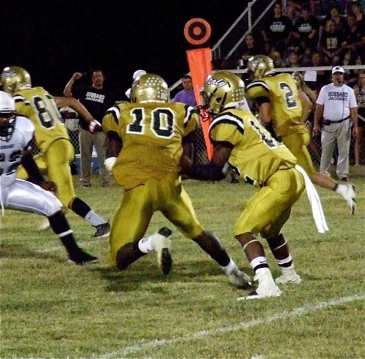 Image: On the field, Eric Carson(12) hands off to Ryheem Walker(10) who cuts upfield for yardage against Hubbard.