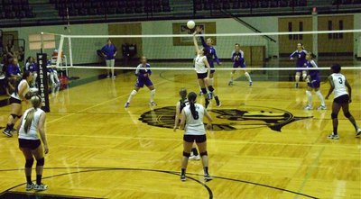 Image: Italy’s Paola Mata(2) maneuvers at the net to score against Frost.