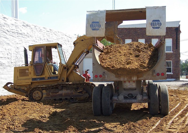 Image: More sand arrives and the crews prepare to unload.