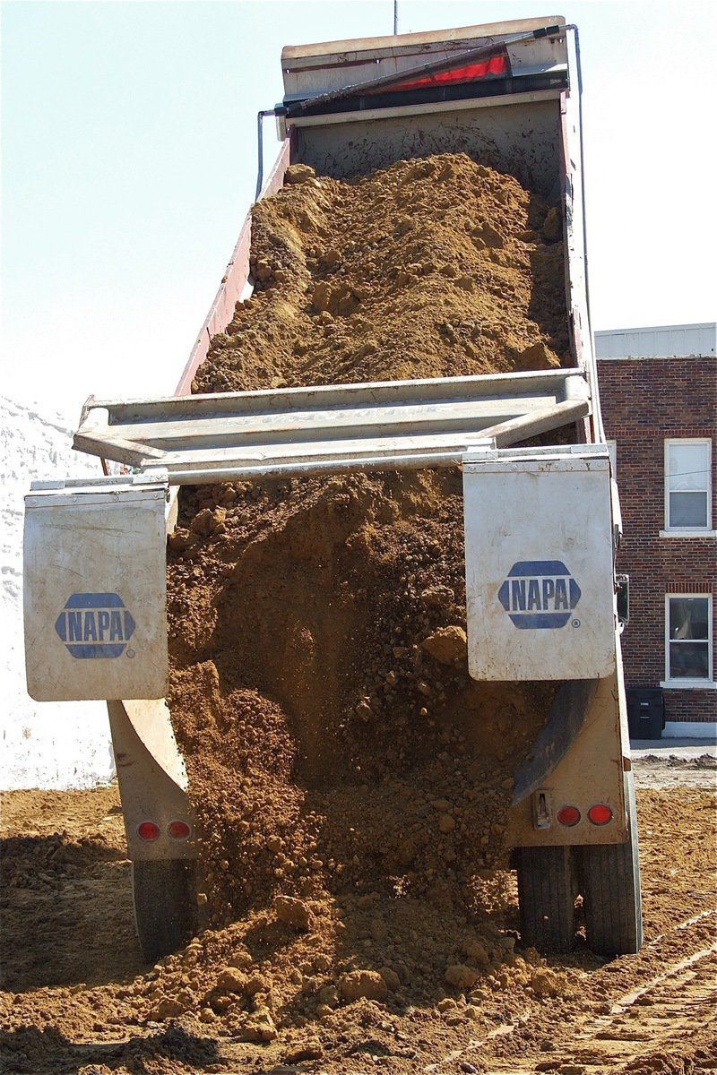 Image: Once the rig was in place, unloading the sand took just a few minutes.
