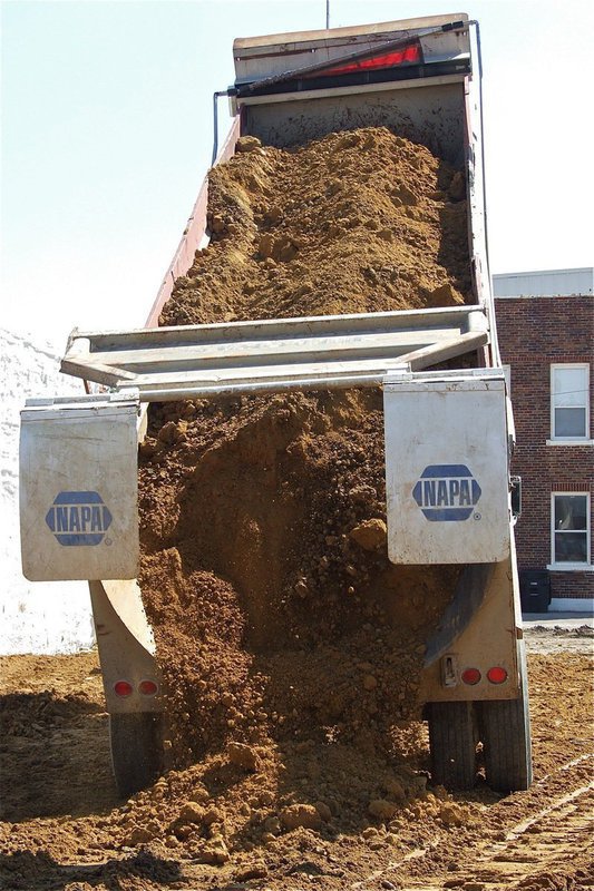 Image: Once the rig was in place, unloading the sand took just a few minutes.