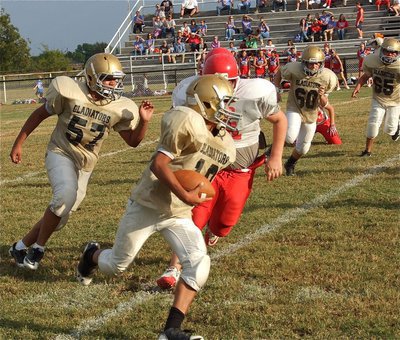 Image: Italy’s Tylan Wallace(10) gets the edge and turns upfield for bonus yards.