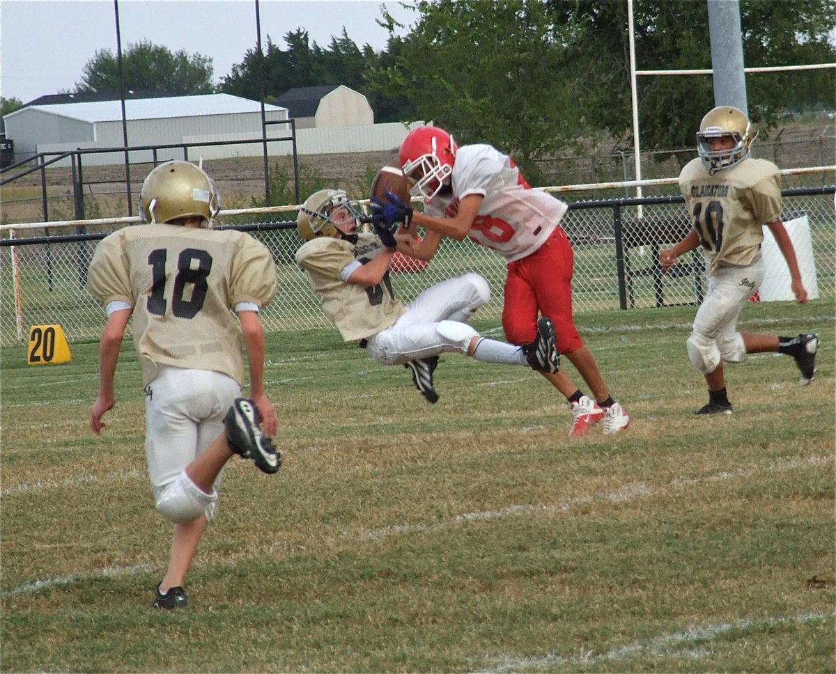 Image: On defense, Italy’s Dylan McCasland(32) scraps with a Tiger receiver over the ball.