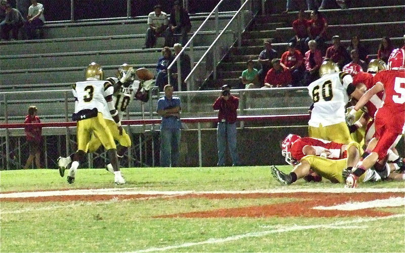Image: Marvin Cox(3) pitches to Ryheem Walker(10) in the Gladiator backfield.