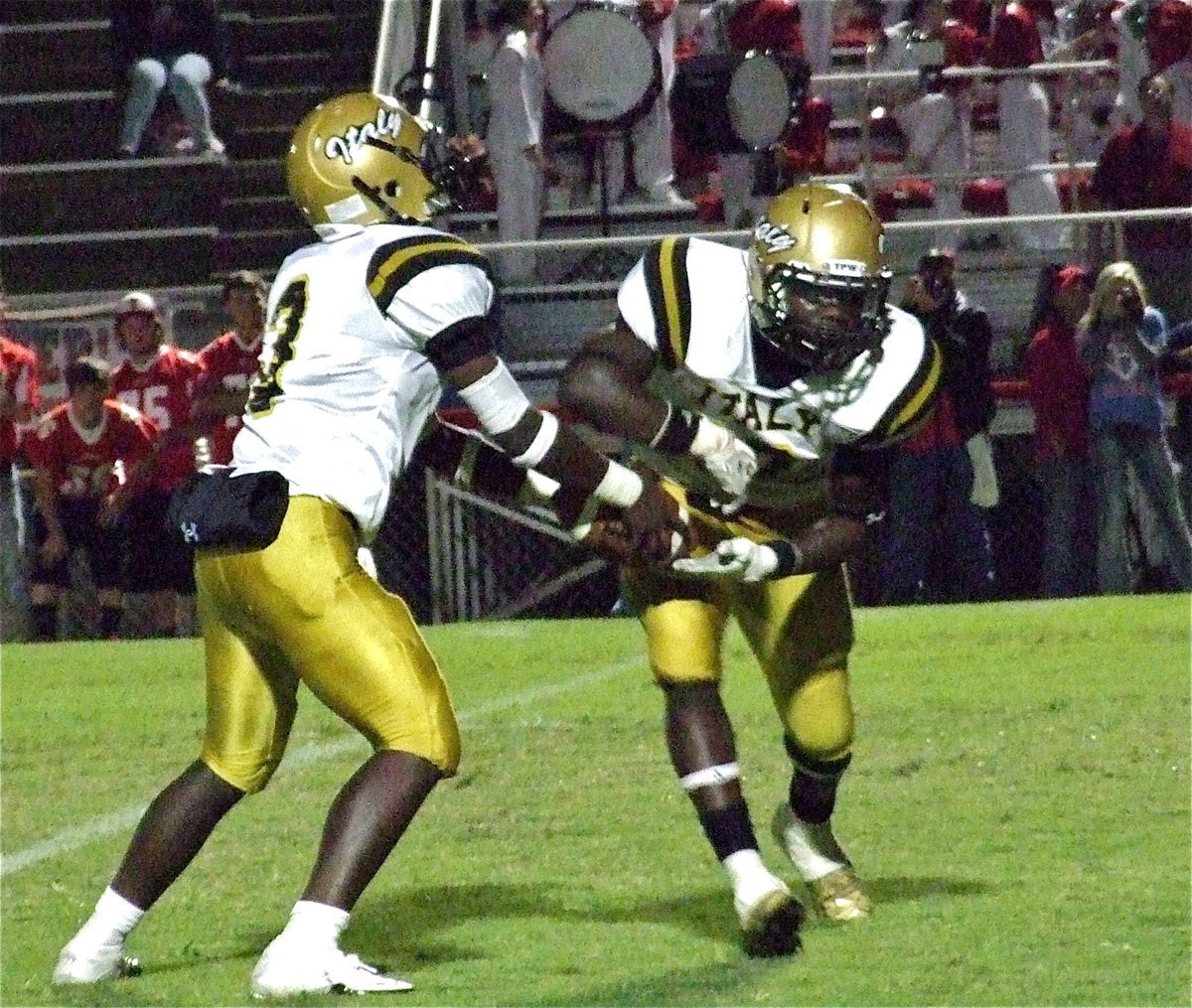 Image: Gladiator quarterback Marvin Cox(3) hands off to Ryheem Walker(10)…or does he?