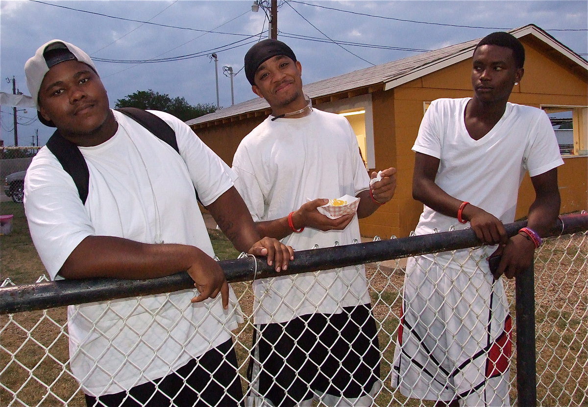 Image: Alumni Gladiators: Bobby Wilson, Dontavius Clemons and Aaron Thomas re-live their glory days while watching Italy take on Hico.