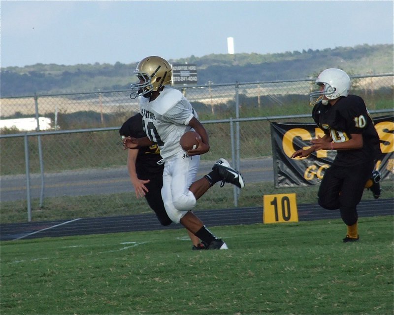 Image: Italy’s Kendrick Norwood(20) cuts back and then crosses the goal line.