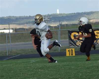 Image: Italy’s Kendrick Norwood(20) cuts back and then crosses the goal line.